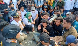 Mingrum Gumay Temui Massa Aksi Demonstrasi