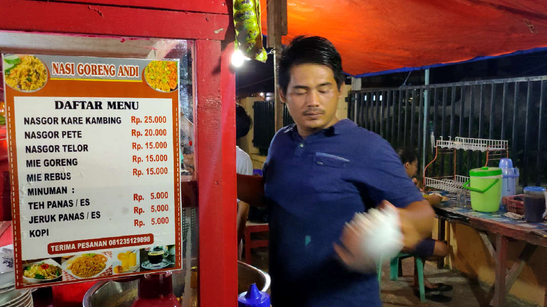 Andi, Pedagang Nasi Goreng di Jalan Gatot Subroto Bandar Lampung || Foto: 5W1HINDONESIA.ID