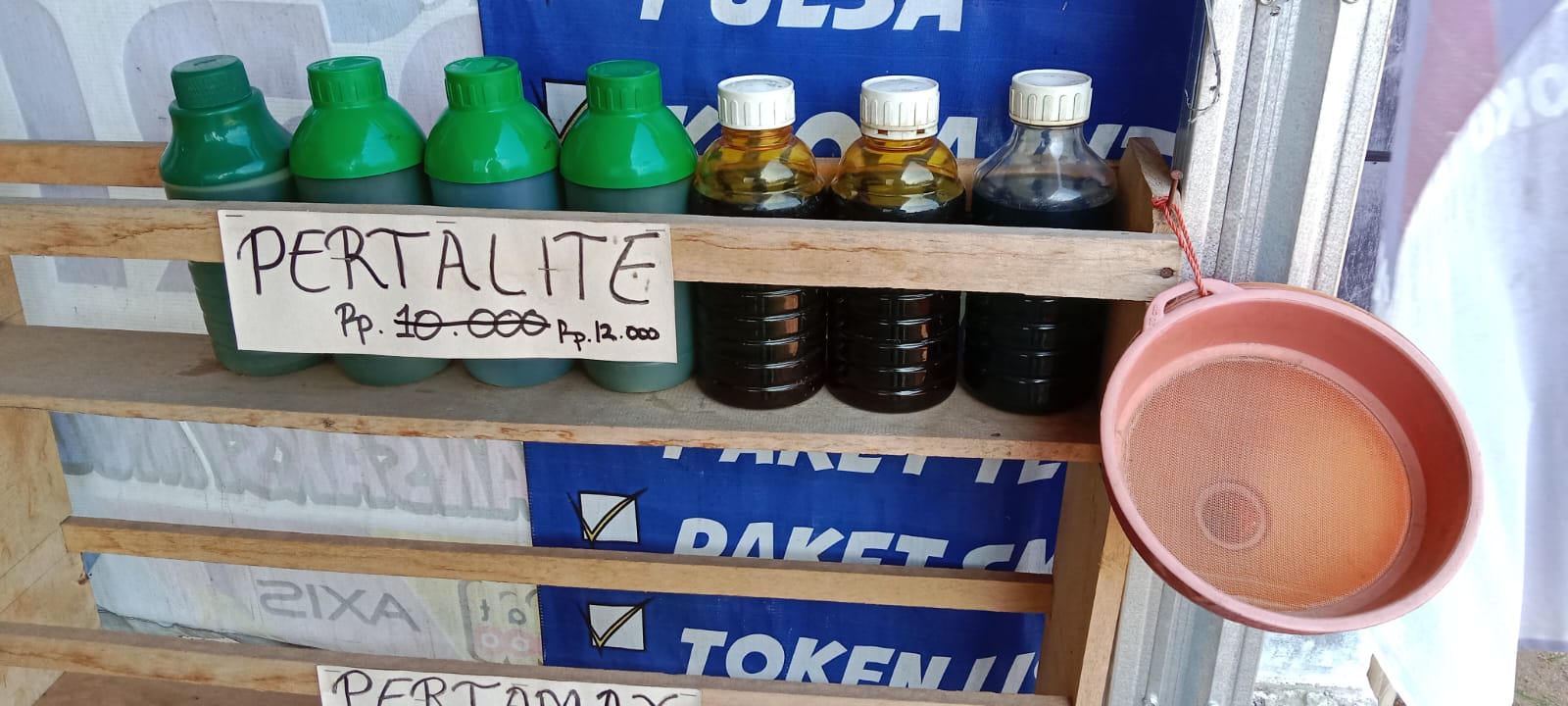 Ikut Naik, Pedagang Ecaran Pertalite di Tulang Bawang Jual Rp 12 Ribu per Botol || Foto: Obie Fernando, 5w1hindonesia.id