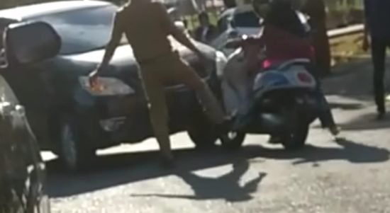 Seorang oknum ASN pemkab Sinjau Sulawesi Selatan menendang pemotor wanita || Foto: Istimewa