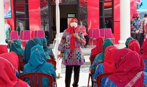 2.318 TPK Dapat Subsidi Pulsa Dari Walikota Eva Dwiana