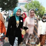 Perayaan Hari Batik Nasional 2022, Ketua TP PKK Lampung Ikuti Parade Kebaya Bersama Ibu Negara di Kota Solo