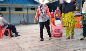 Warga Berduyun-duyun Borong Sembako di Pasar Murah Kelurahan Rawa Laut