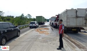 Truk Isuzu Elf Seruduk Truk Tangki Fuso Bermuatan Solar di KM 72 Ruas Tol Bakter, Begini Kronologinya