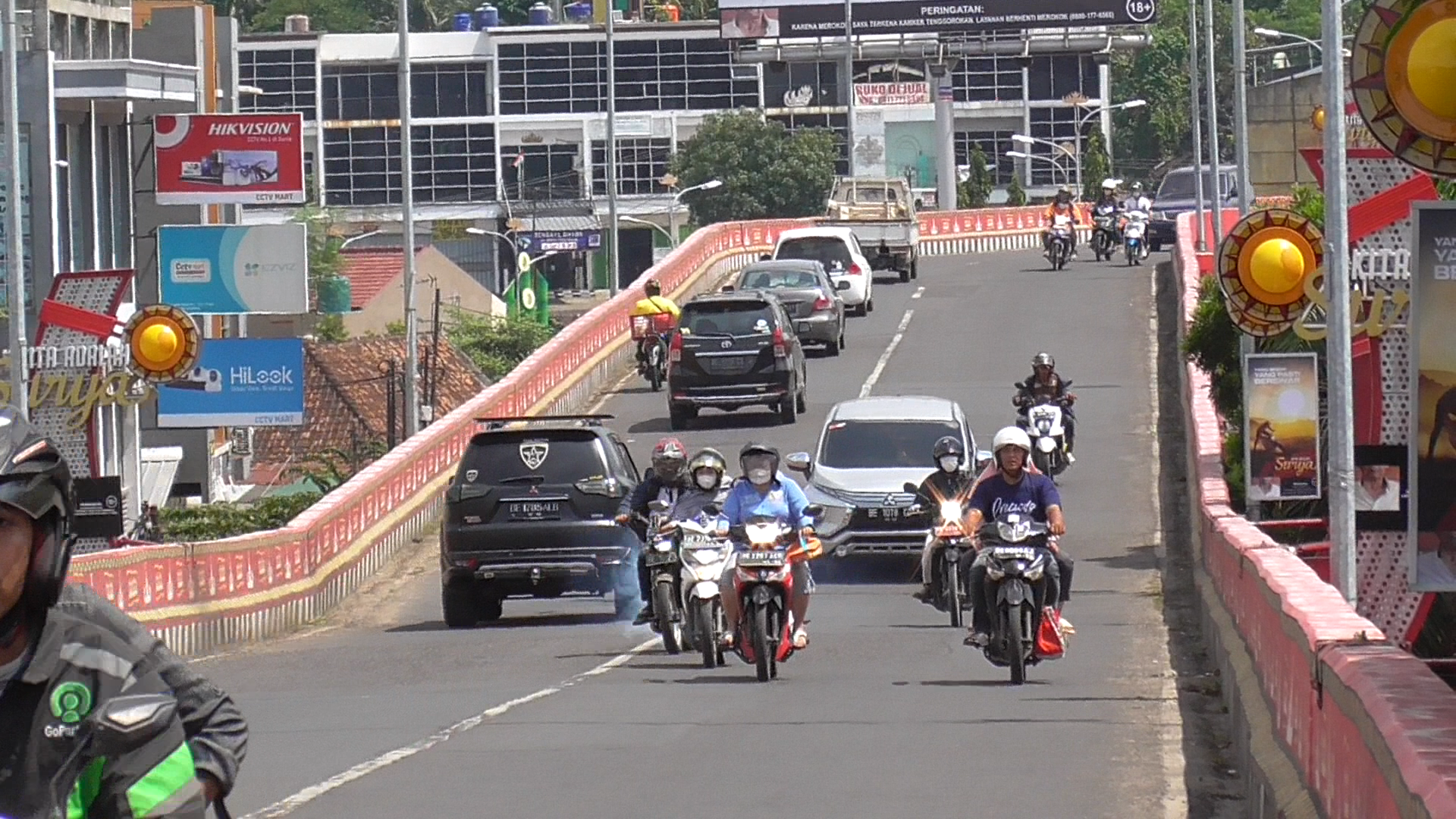 Warga keluhkan buruknya aspal di Flyover Ir. Juanda - Gajah Mada || Foto: 5W1HINDONESIA.ID