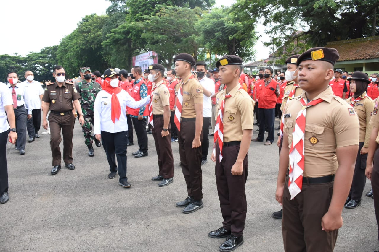 Walikota Eva Dwiana melihat kesiapan personil gabungan pada Apel Kesiapsiagaan Penanggulangan Bencana di lapangan Saburai || Foto: Dok. PROKOPIM Pemkot Bandar Lampung || 5W1HINDONESIA.ID
