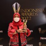 Walikota Eva Dwiana Menerima Penghargaan Driving Investment Growth