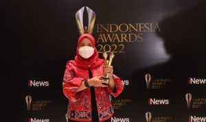 Walikota Eva Dwiana Menerima Penghargaan Driving Investment Growth