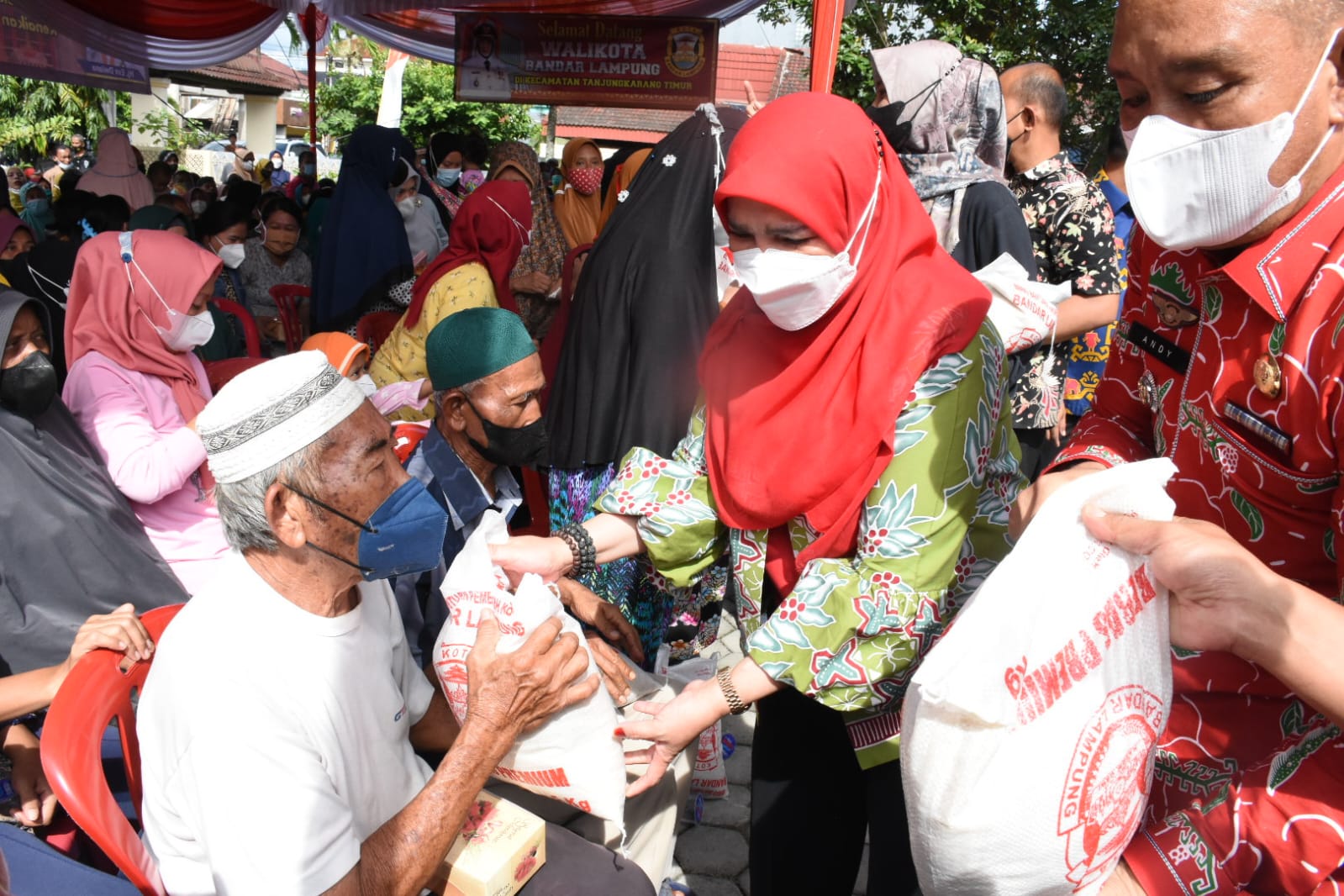 Eva Dwiana membagikan beras gratis kepada masyarakat kora Bandar Lampung || Foto: 5W1HINDONESIA.ID