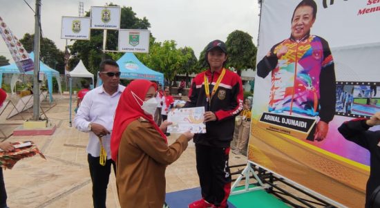 Walikota Eva Dwiana berikan hadiah secara simbolis kepada atlet renang Bandar Lampung || Foto: Dokumentasi KONI