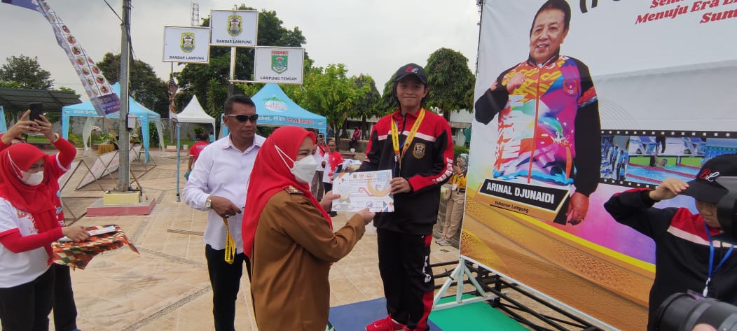 Walikota Eva Dwiana berikan hadiah secara simbolis kepada atlet renang Bandar Lampung || Foto: Dokumentasi KONI