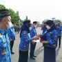 Walikota Eva Dwiana memberikan penghargaan kepada PNS pada peringatan hari Belan Negara ke 74 || Foto: 5W1HINDONESIA.ID