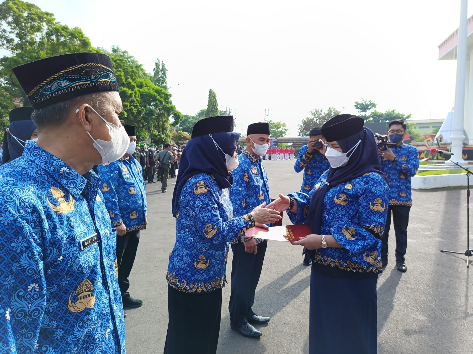Walikota Eva Dwiana memberikan penghargaan kepada PNS pada peringatan hari Belan Negara ke 74 || Foto: 5W1HINDONESIA.ID