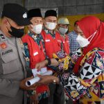 Walikota Eva Dwiana menyalurkan insentif || Foto: Dok. Prokopim || 5W1HINDONESIA.ID