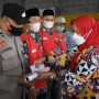Walikota Eva Dwiana menyalurkan insentif || Foto: Dok. Prokopim || 5W1HINDONESIA.ID