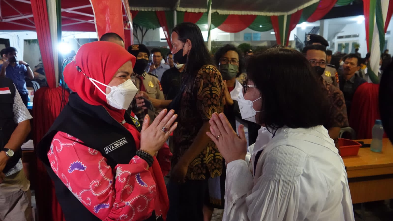 Eva Dwiana menemui jemaat umat kristen saat melakukan pengecekan ke gereja || Foto: Dok. Humas