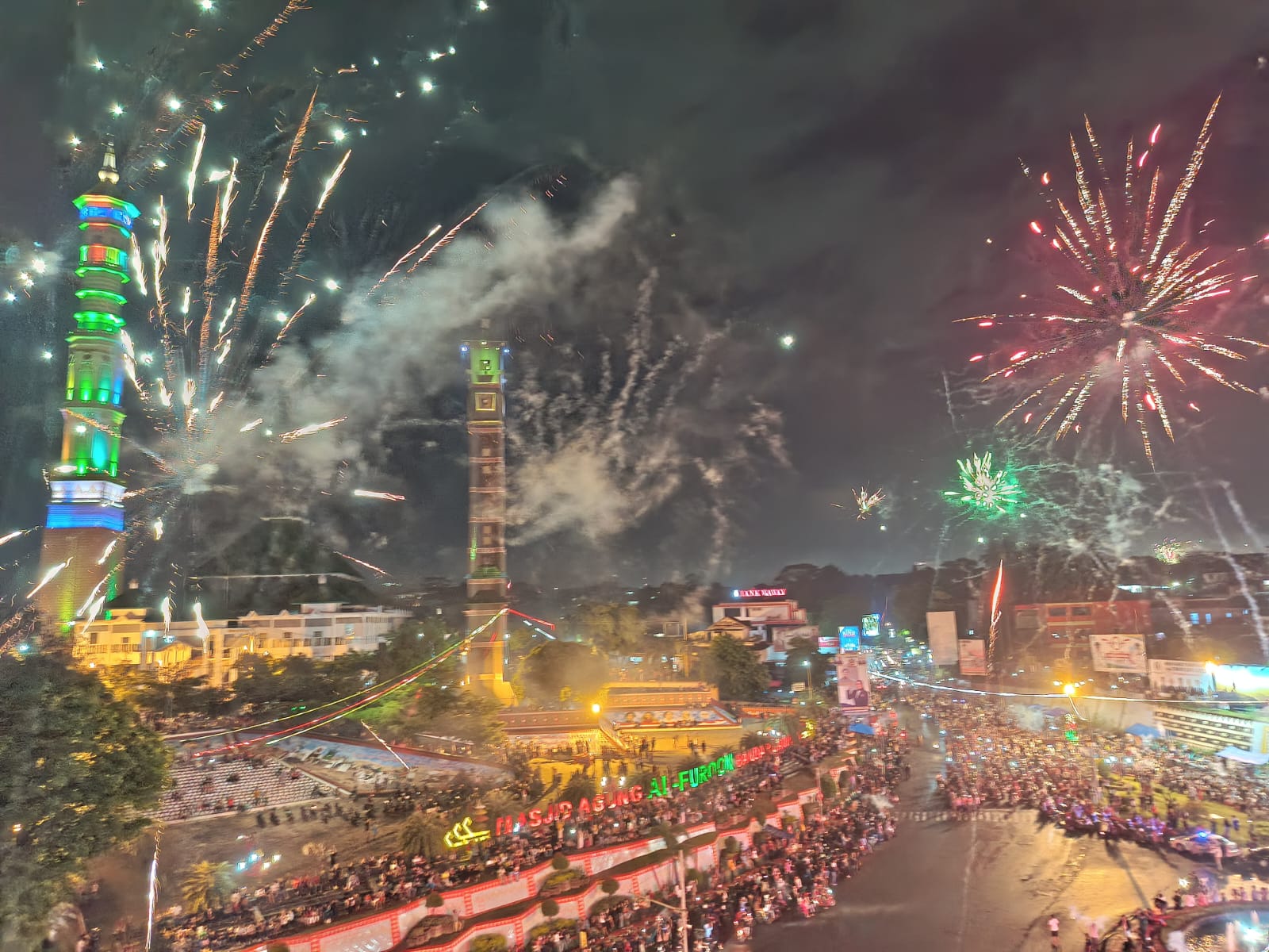 Warga Bandar Lampung sambut tahun baru 2023 dengan pesta kembang api || Foto: 5W1HINDONESIA.ID