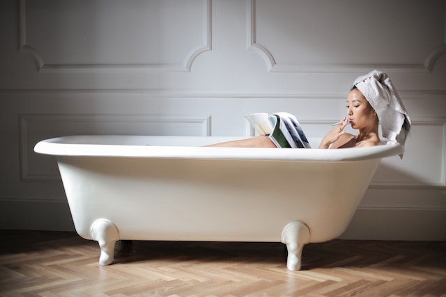 Ilustrasi Merokok di Kamar Mandi || Foto oleh Andrea Piacquadio www.pexels.com || 5W1HINDONESIA.ID