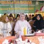 Ketua Tim Penggerak PKK Provinsi Lampung Riana Sari Arinal mengikuti Pengajian Akbar DPD Pengajian Al-Hidayah di Lapangan Merdeka Seputih Banyak, Lampung Tengah, Minggu (15/1/2023) || Foto: Adpim Pemprov Lampung
