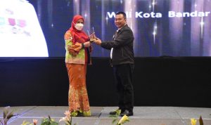 Peduli UMKM, Walikota Eva Dwiana Menerima Penghargaan dari SMSI Lampung