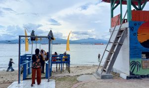 Pengunjung mencoba spot foto di Pantai TISKA || Foto: 5W1HINDONESIA.ID