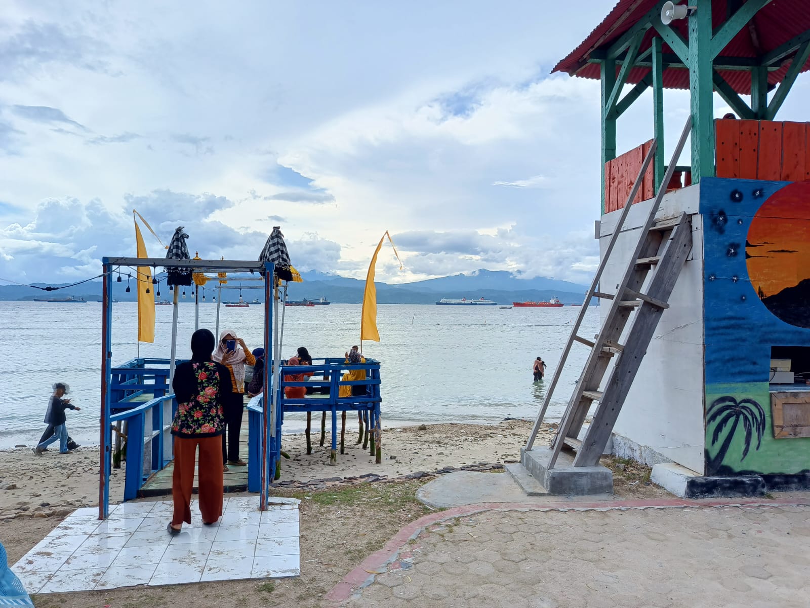 Pengunjung mencoba spot foto di Pantai TISKA || Foto: 5W1HINDONESIA.ID