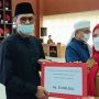 Walikota Eva Dwiana memberikan dana operasional kepada pengurus pondok pesantren || Foto: 5W1HINDONESIA.ID
