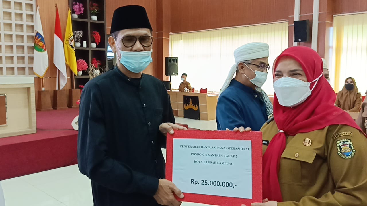Walikota Eva Dwiana memberikan dana operasional kepada pengurus pondok pesantren || Foto: 5W1HINDONESIA.ID