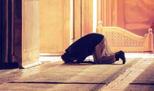 Penting Diketahui, Berikut 5 Hal yang Diperbolehkan Saat Sholat