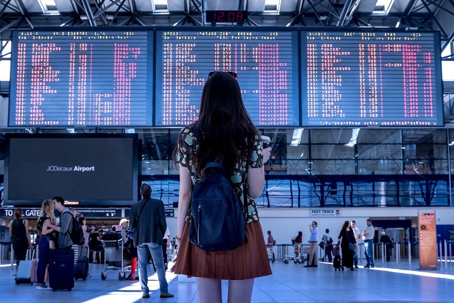 perbedaan traveling dan liburan
