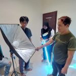 Anggota SMSI Bandar Lampung sedang menyiapkan sarana berupa studio podcast sebagai bentuk upaya memajukan organisasi || Foto: Dok. SMSI Bandar Lampung