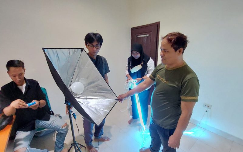Anggota SMSI Bandar Lampung sedang menyiapkan sarana berupa studio podcast sebagai bentuk upaya memajukan organisasi || Foto: Dok. SMSI Bandar Lampung