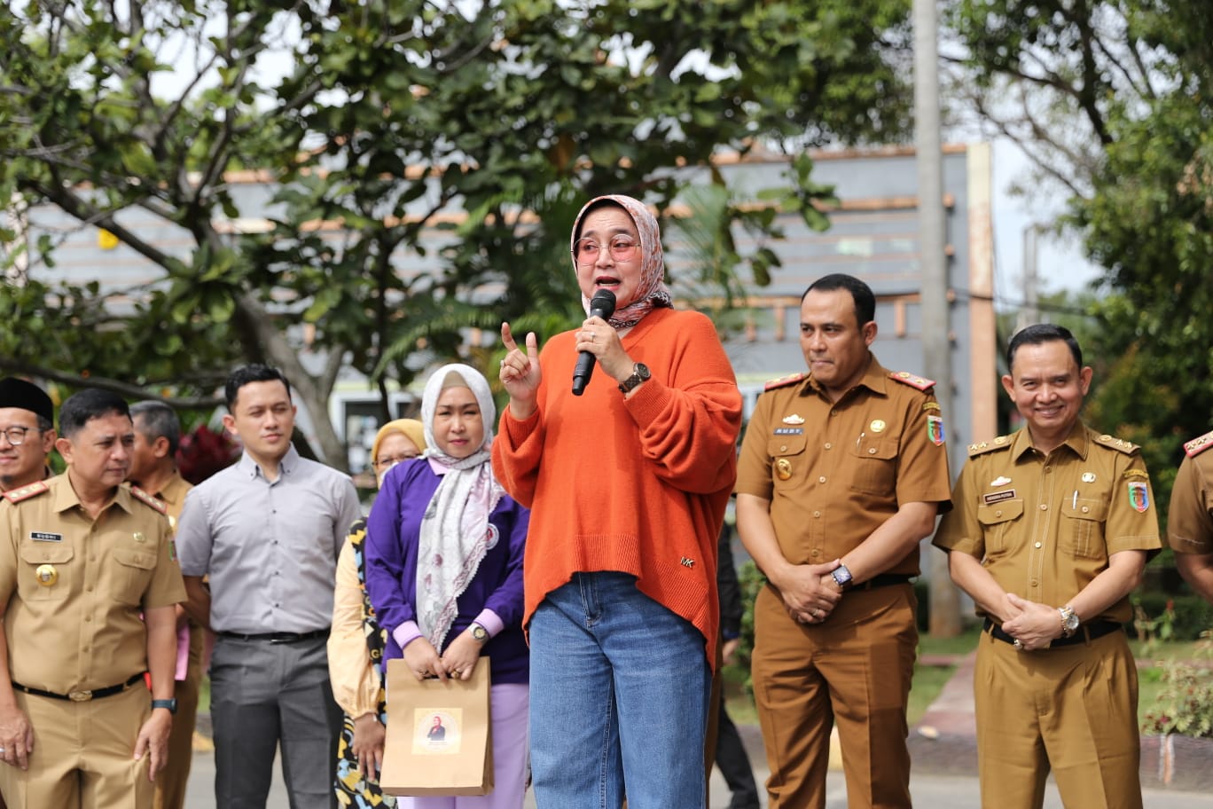 Ketua PMI Provinsi Lampung Riana Sari Arinal meninjau kegiatan donor darah kolaborasi dari 7 SMA yang ada pada Sub Rayon 17 Bandar Lampung, di GSG SMAN 2 Bandar Lampung || Foto: Adpim Pemprov Lampung