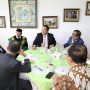 Gubernur Lampung Arinal Djunaidi bersama Menteri Koordinator Bidang Politik, Hukum, dan Keamanan (Menko Polhukam) Mahfud MD menghadiri Pengukuhan Prof. dr. Taruna Ikrar, M.Biomed, Ph.D || Foto: Adpim Pemprov Lampung