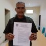 Poniran HS bersama dengan kuasa hukumnya, ZH & Partners mendatangi kantor SMSI Bandar Lampung, dalam rangka ingin mendapatkan keadilan atas pemecatan jabatannya sebagai kepala desa Subik, Abung Tengah, Lampung Utara || Foto: 5w1hindonesia.id
