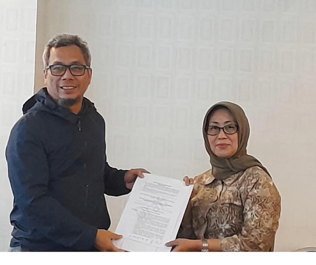 Ketua Dewan Pers, Dr Ninik Rahayu, secara resmi telah menyerahkan rancangan peraturan presiden (R-perpres) media berkelanjutan kepada Kemenkominfo || Foto: Istimewa