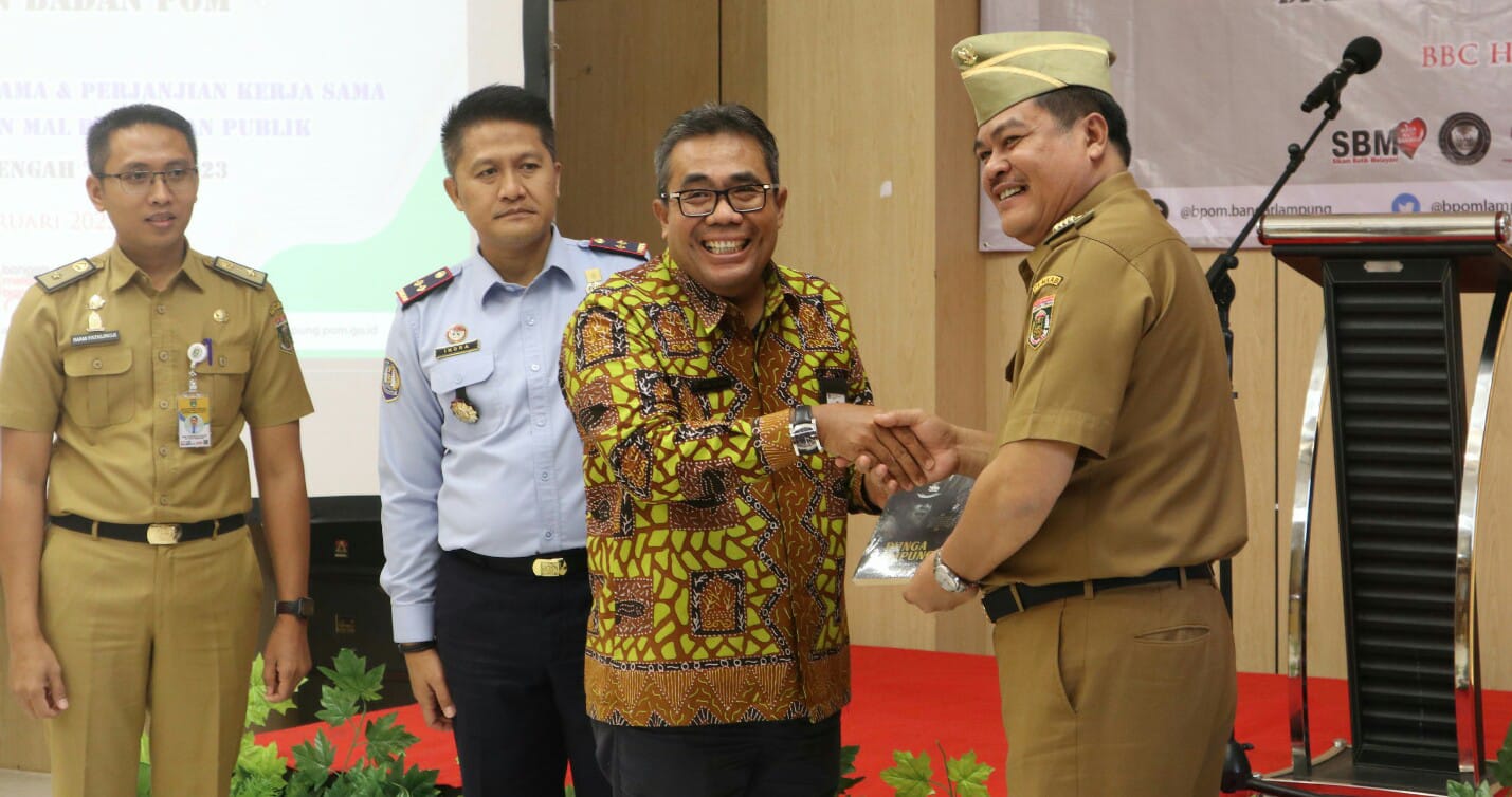 Bupati Lampung Tengah Musa Ahmad menandatangani Perjanjian Kerja Sama Penyelenggaraan Pelayanan Perpajakan di MPP Kabupaten Lampung Tengah || Foto: Istimewa