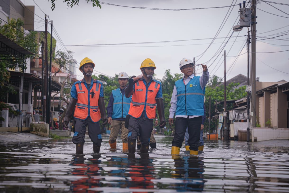 Petugas PLN terus bersiaga untuk memantau kondisi wilayah selama cuaca ekstrem || Foto: Istimewa