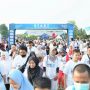 Keseruan peserta kegiatan Jalan Sehat bersama BUMN dalam rangka Perayaan HUT ke-25 Kementerian BUMN di Tulang Bawang Barat || Foto: Dok. PLN UID Lampung