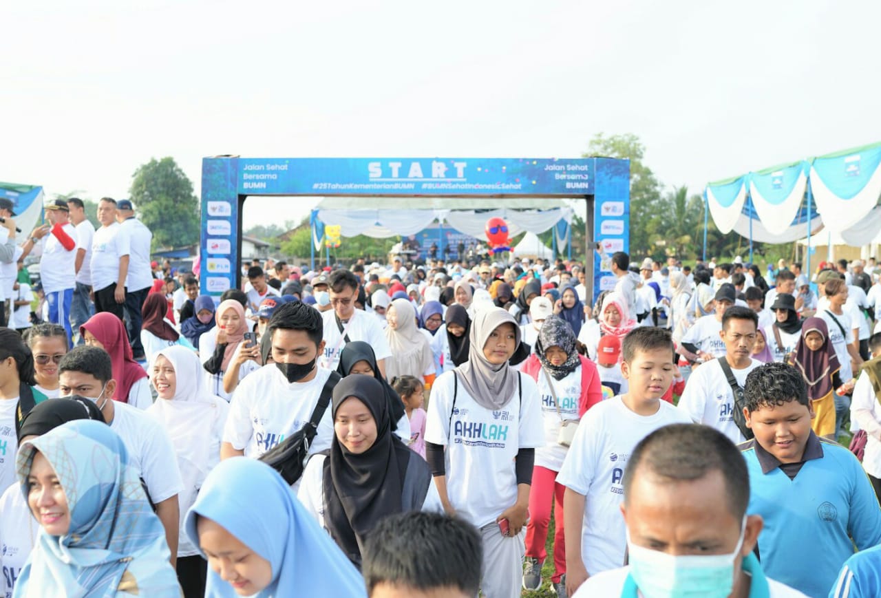 Keseruan peserta kegiatan Jalan Sehat bersama BUMN dalam rangka Perayaan HUT ke-25 Kementerian BUMN di Tulang Bawang Barat || Foto: Dok. PLN UID Lampung