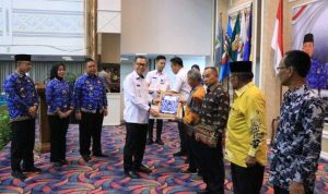 Ketua Dewan Pengurus Korpri Provinsi Lampung Serahkan Tali Asih Bagi Anggota Korpri