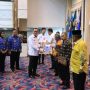 Ketua Dewan Pengurus Korpri Provinsi Lampung, Fahrizal Darminto menyerahkan bantuan Tali Asih bagi anggota Korpri di Lingkungan Pemerintah Provinsi Lampung yang telah memasuki Purna Bakti dan Santunan bagi anggota Korpri yang meninggal dunia || Foto: Dinas Kominfotik Provinsi Lampung