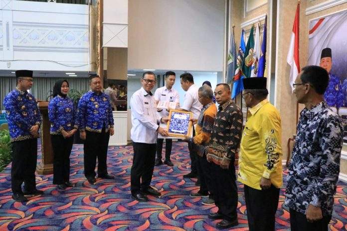 Ketua Dewan Pengurus Korpri Provinsi Lampung, Fahrizal Darminto menyerahkan bantuan Tali Asih bagi anggota Korpri di Lingkungan Pemerintah Provinsi Lampung yang telah memasuki Purna Bakti dan Santunan bagi anggota Korpri yang meninggal dunia || Foto: Dinas Kominfotik Provinsi Lampung