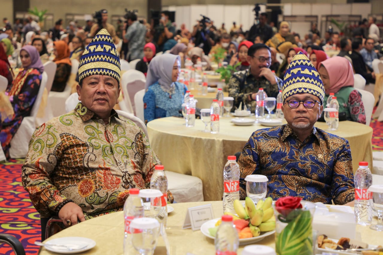 Gubernur Lampung Arinal Djunaidi mendampingi Menteri Perdagangan RI Zulkifli Hasan menutup Rapat Kerja Nasional Kementerian Perdagangan RI, di Ballroom Hotel Novotel, Bandar Lampung || Foto: Adpim Pemprov Lampung