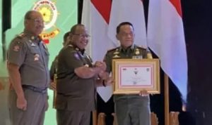 Dinilai Berhasil, Kasat Pol PP Provinsi Lampung Terima Penghargaan dari Kemendagri