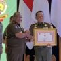 Kasat Pol PP Provinsi Lampung, M. Zulkarnain, menerima penghargaan atas penilaian keberhasilan Penyelenggaraan Trantibum dan Linmas dari Kemendagri || Foto: Dinas Kominfotik Provinsi Lampung