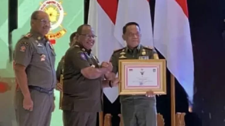 Kasat Pol PP Provinsi Lampung, M. Zulkarnain, menerima penghargaan atas penilaian keberhasilan Penyelenggaraan Trantibum dan Linmas dari Kemendagri || Foto: Dinas Kominfotik Provinsi Lampung