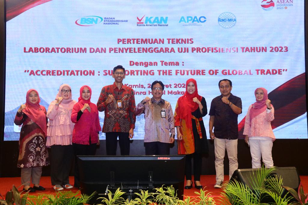 Para peserta yang menghadiri acara Pertemuan Teknis Laboratorium dan Penyelenggara Uji Profisiensi yang oleh Komite Akreditasi Nasional (KAN) yang diselenggarakan untuk wilayah Indonesia Timur di Makassar || Foto: Istimewa