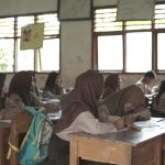 Kehadiran listrik sangat berdampak besar terhadap dunia pendidikan seperti yang dirasakan para siswa di SMP Negeri 3 Pematang Sawa || Foto: Dok. PLN UID Lampung