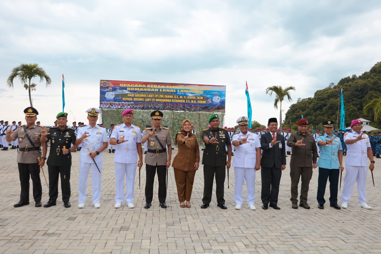 Wagub Chusnunia Chalim menghadiri Sertijab Danlanal dari Kolonel Laut (P) Zul Fahmi kepada Kolonel Laut (P) Mohammad Zizarudin di MakoLanal Lampung, Caligi, Teluk Pandan, Pesawaran || Foto: Adpim Pemprov Lampung